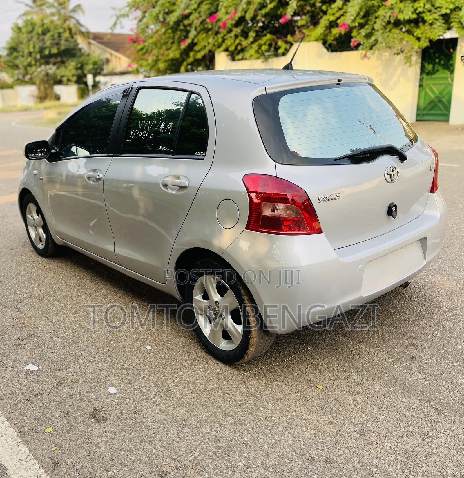 Toyota Yaris Base Hatchback 5dr 2010 Silver