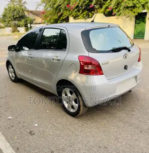 Toyota Yaris Base Hatchback 5dr 2010 Silver