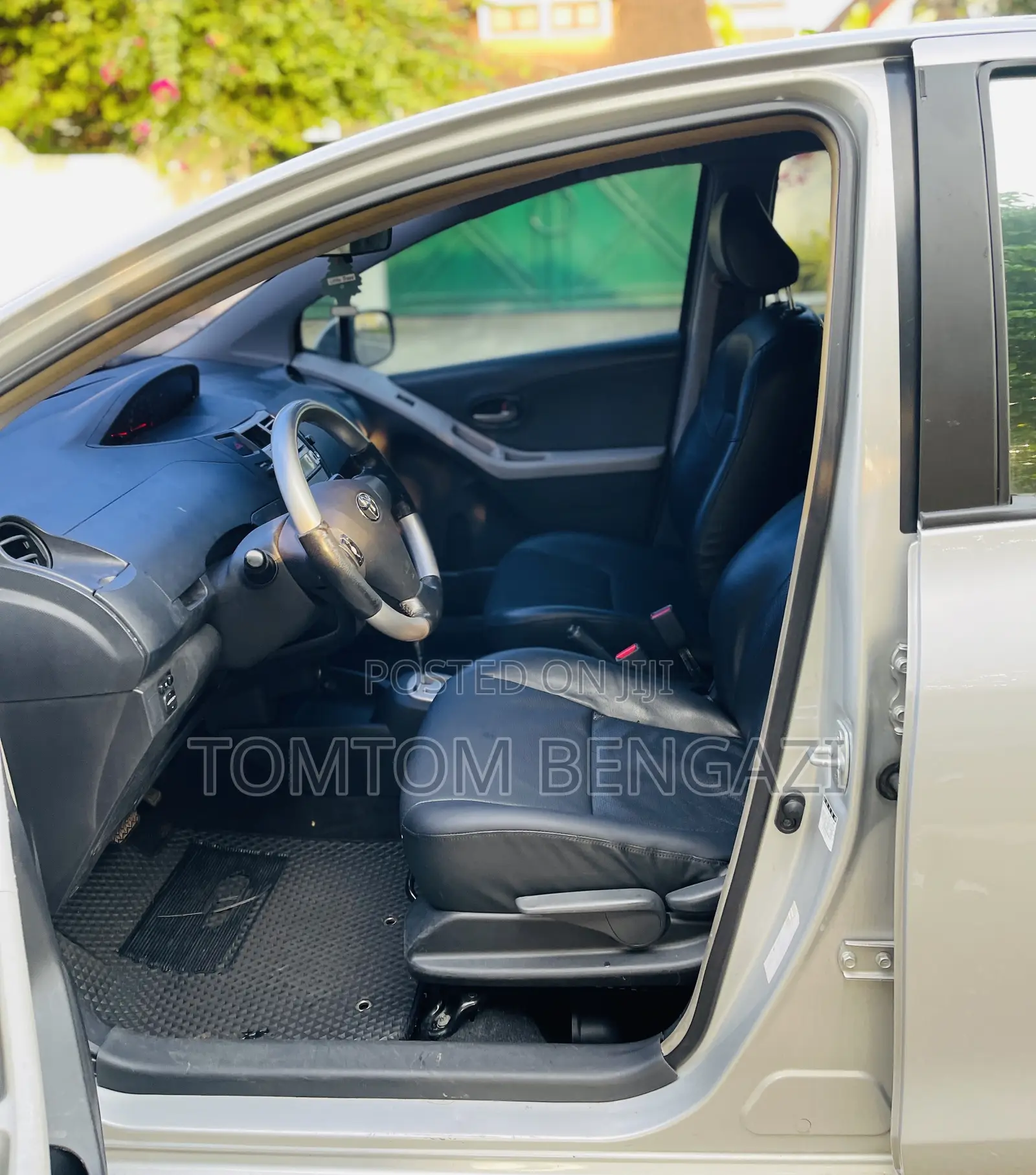 Toyota Yaris Base Hatchback 5dr 2010 Silver