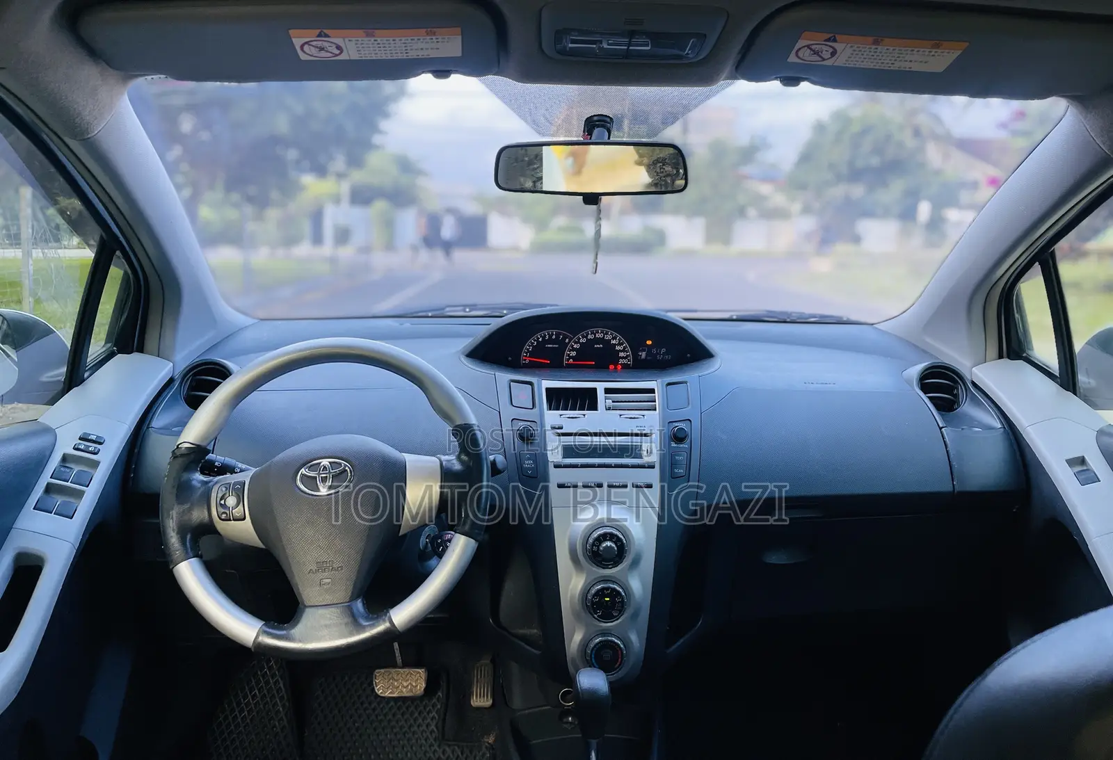 Toyota Yaris Base Hatchback 5dr 2010 Silver