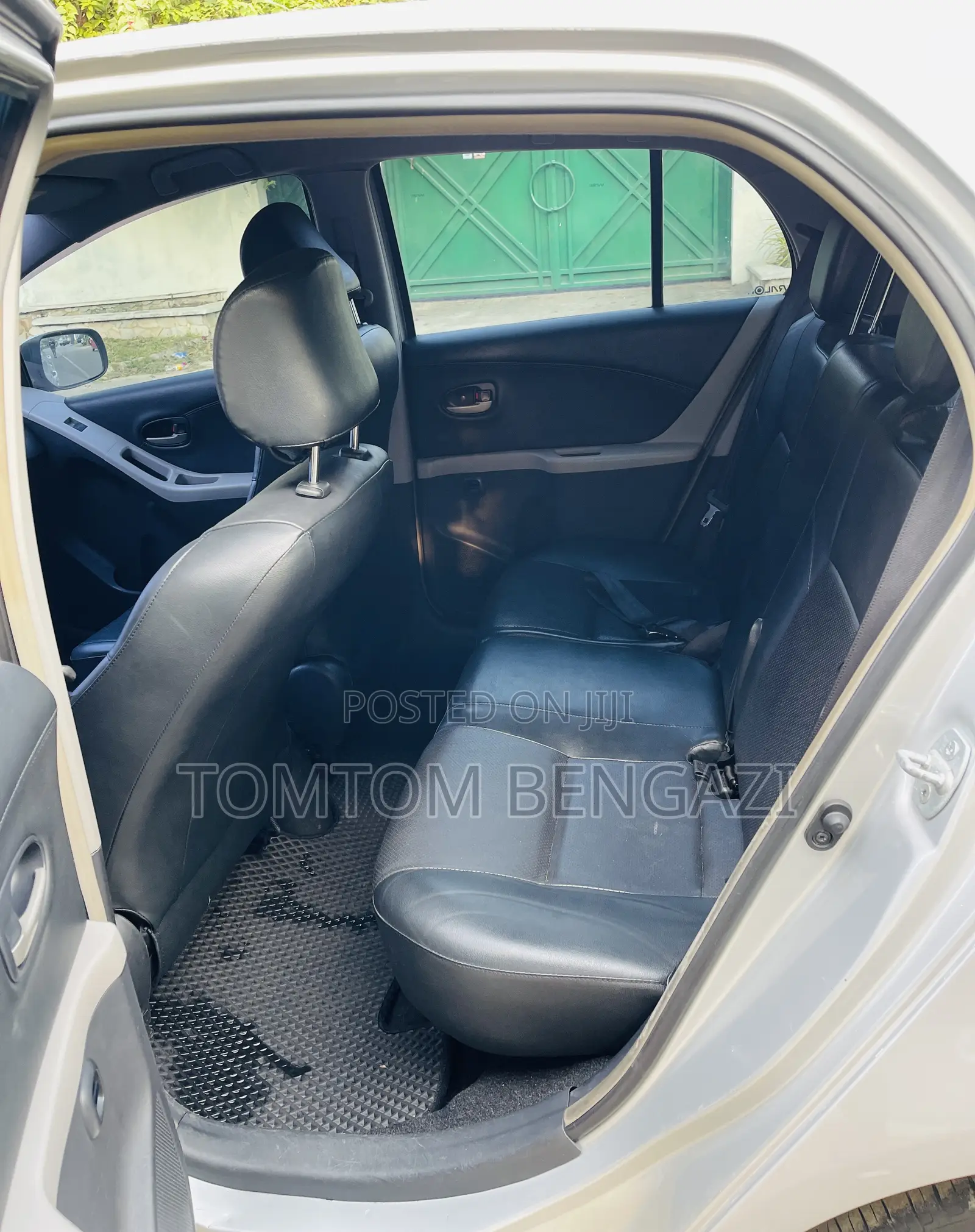 Toyota Yaris Base Hatchback 5dr 2010 Silver