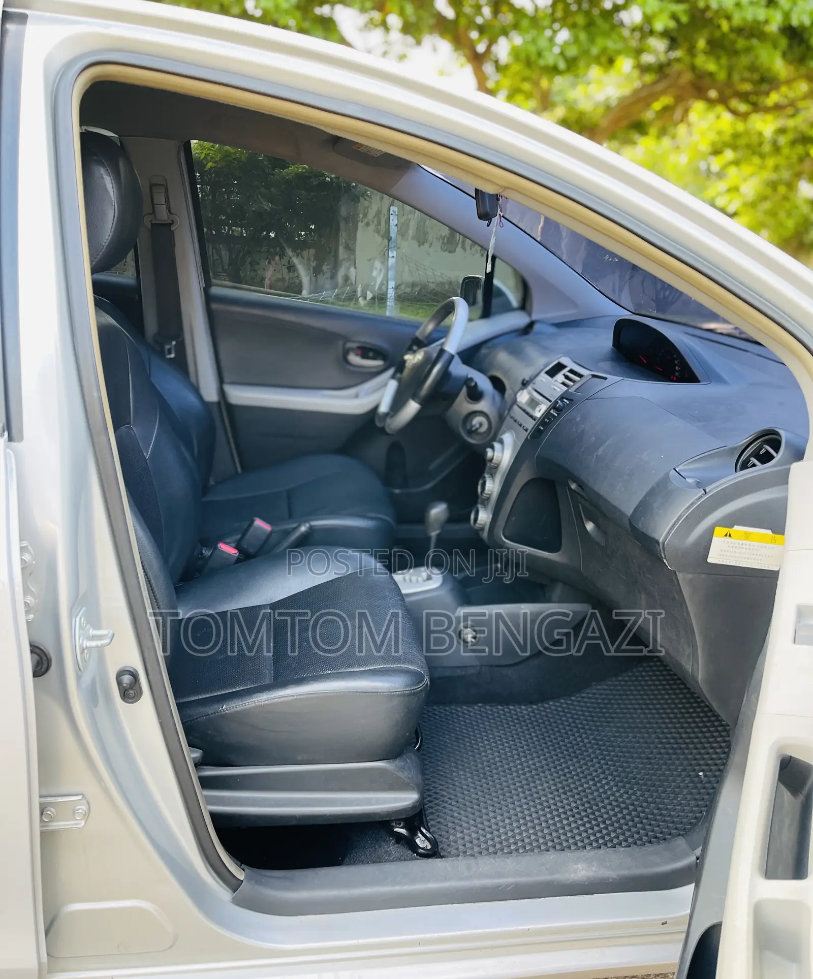 Toyota Yaris Base Hatchback 5dr 2010 Silver
