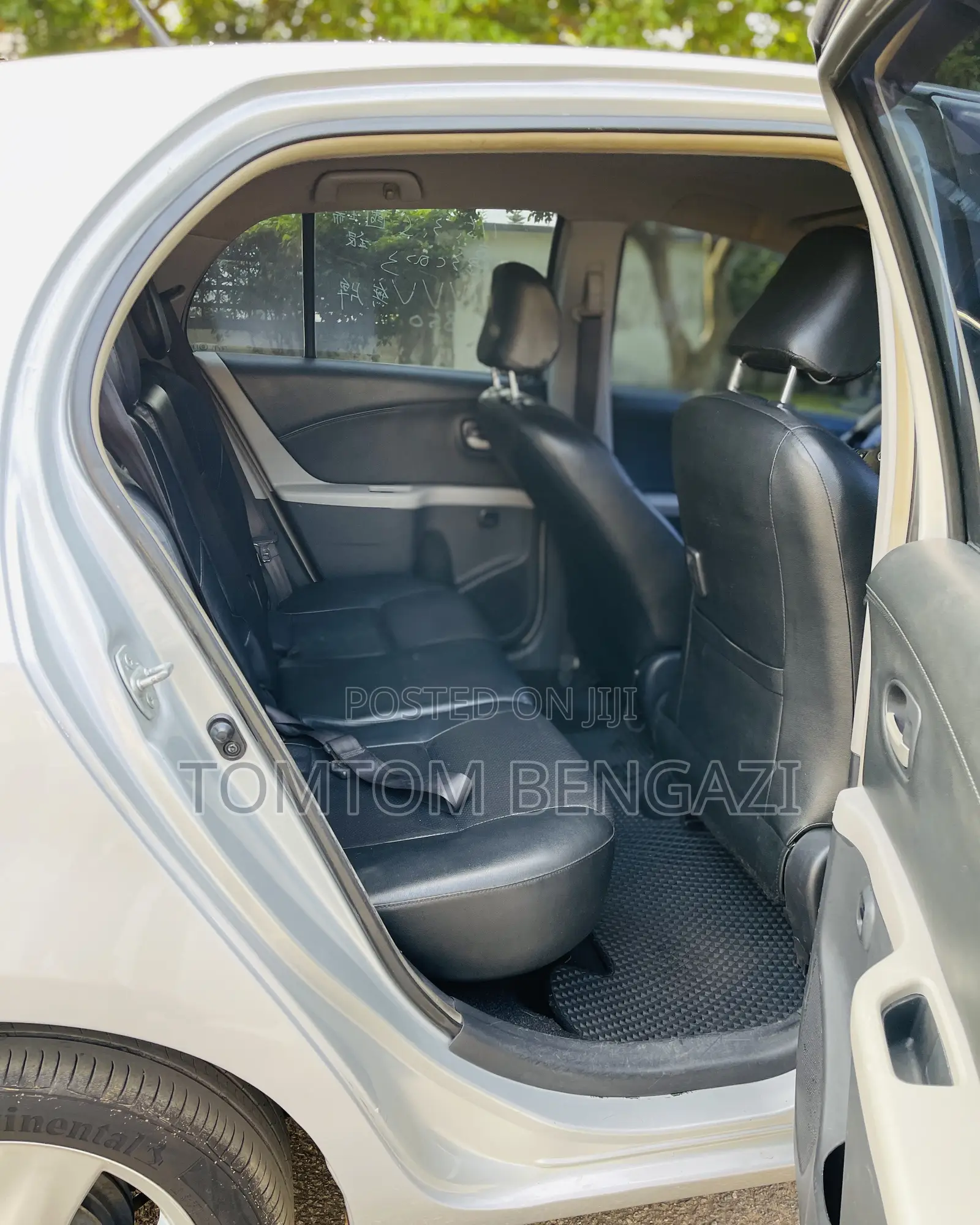Toyota Yaris Base Hatchback 5dr 2010 Silver
