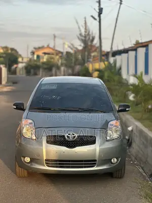 Toyota Yaris Base Hatchback 5dr 2010 Silver