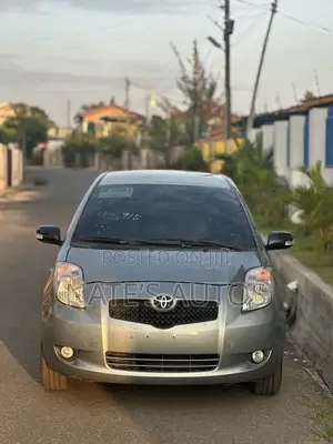 Toyota Yaris Base Hatchback 5dr 2010 Silver