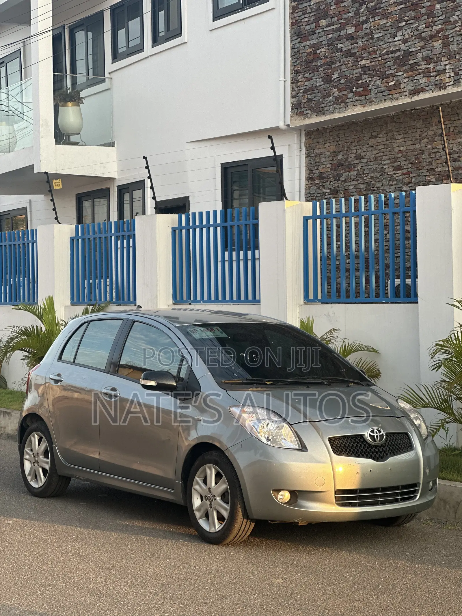 Toyota Yaris Base Hatchback 5dr 2010 Silver