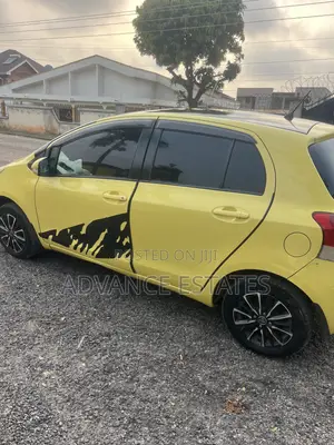Toyota Vitz 1.3 FWD 5dr 2010 Yellow