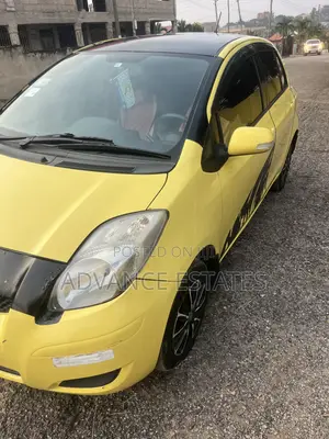 Toyota Vitz 1.3 FWD 5dr 2010 Yellow