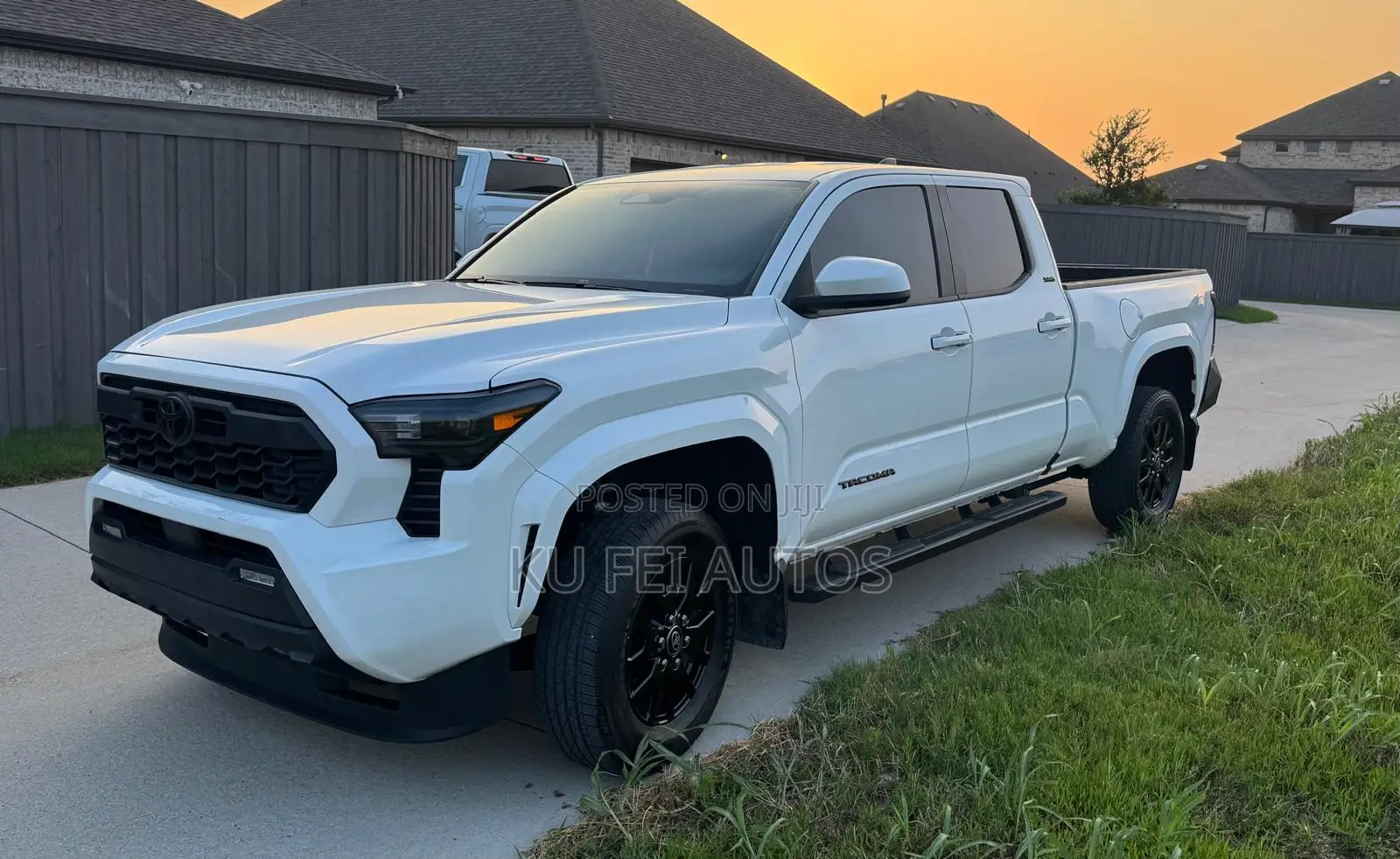 Toyota Tacoma SR5 Double Cab 6.1 ft. SB 2025 White