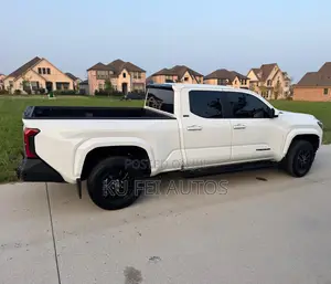 Toyota Tacoma SR5 Double Cab 6.1 ft. SB 2025 White