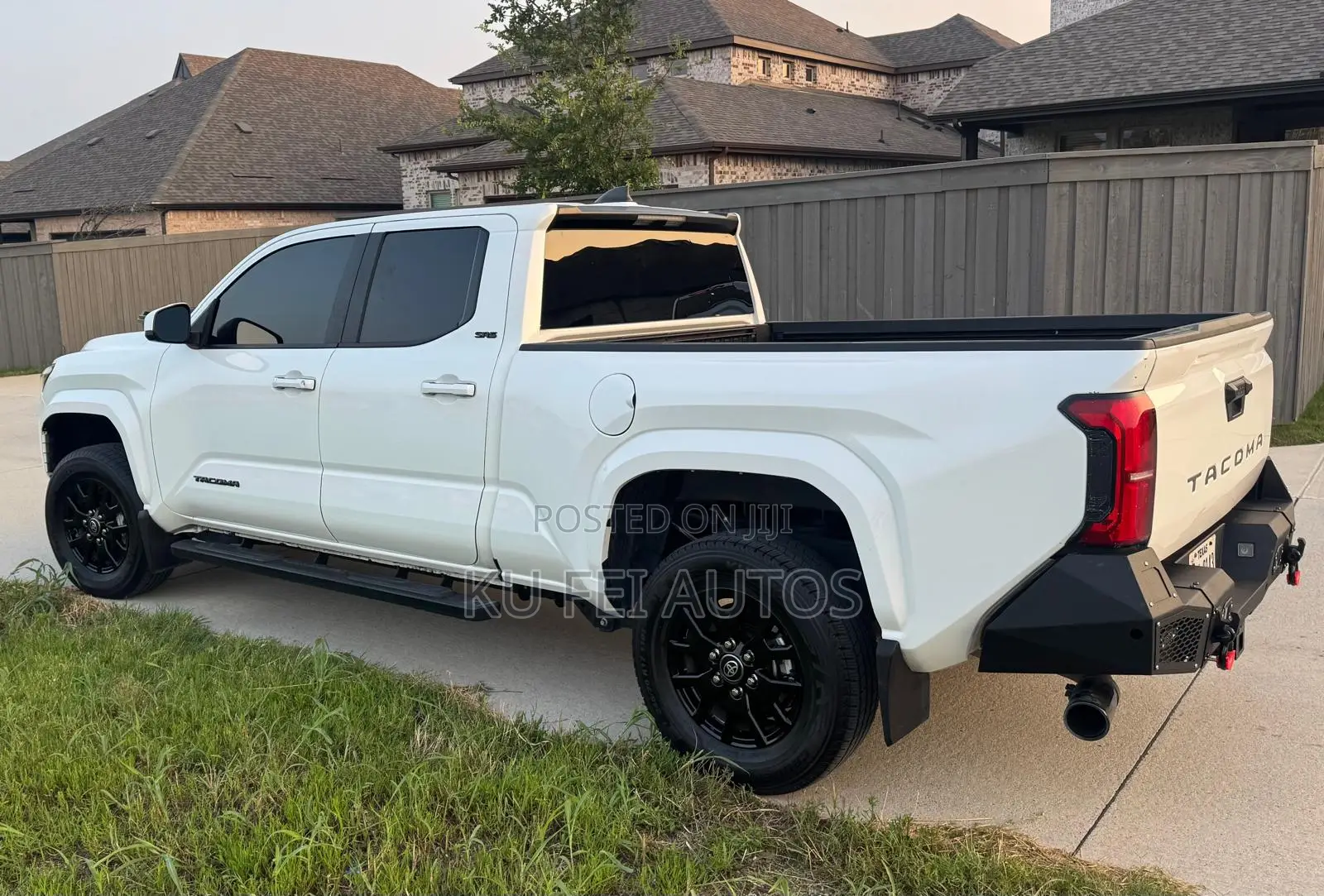 Toyota Tacoma SR5 Double Cab 6.1 ft. SB 2025 White