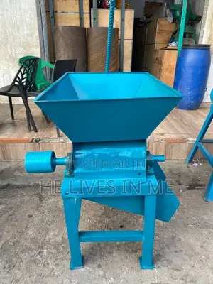 Cassava Grinding / Grata