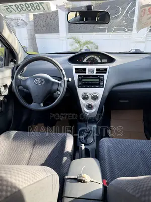 Toyota Yaris Base Sedan 4dr 2010 Silver