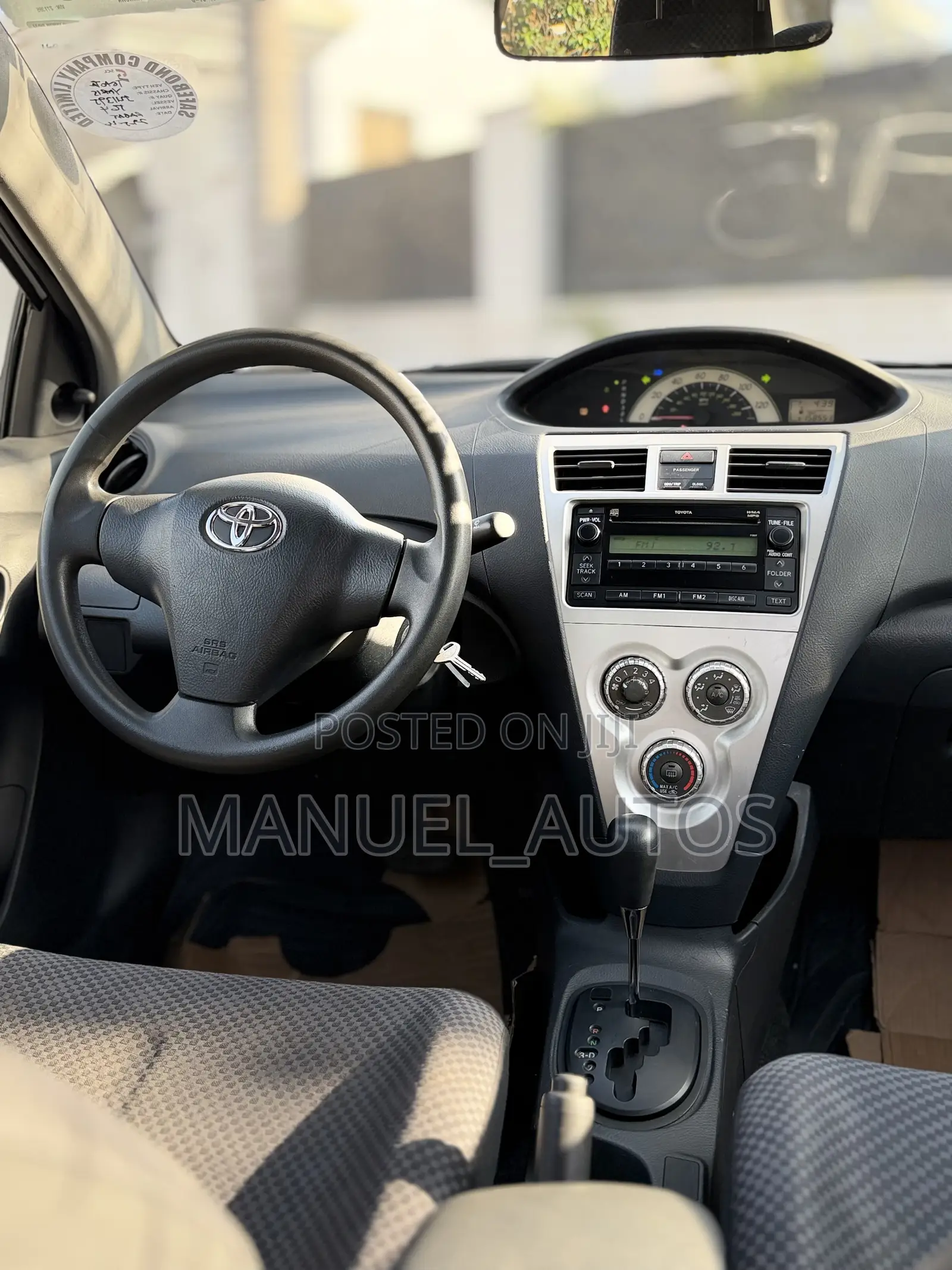 Toyota Yaris Base Sedan 4dr 2010 Silver