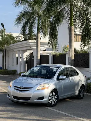 Toyota Yaris Base Sedan 4dr 2010 Silver
