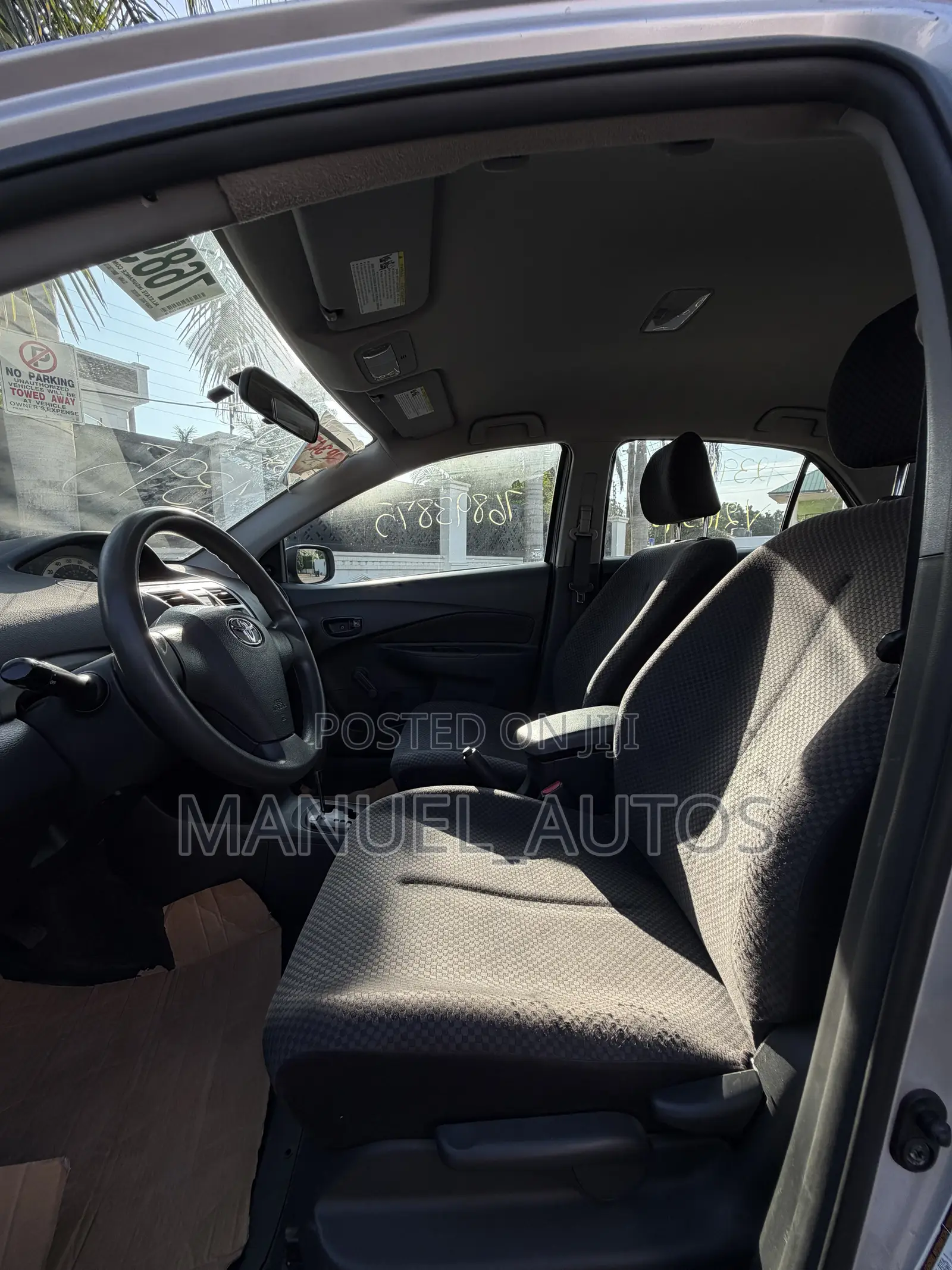 Toyota Yaris Base Sedan 4dr 2010 Silver