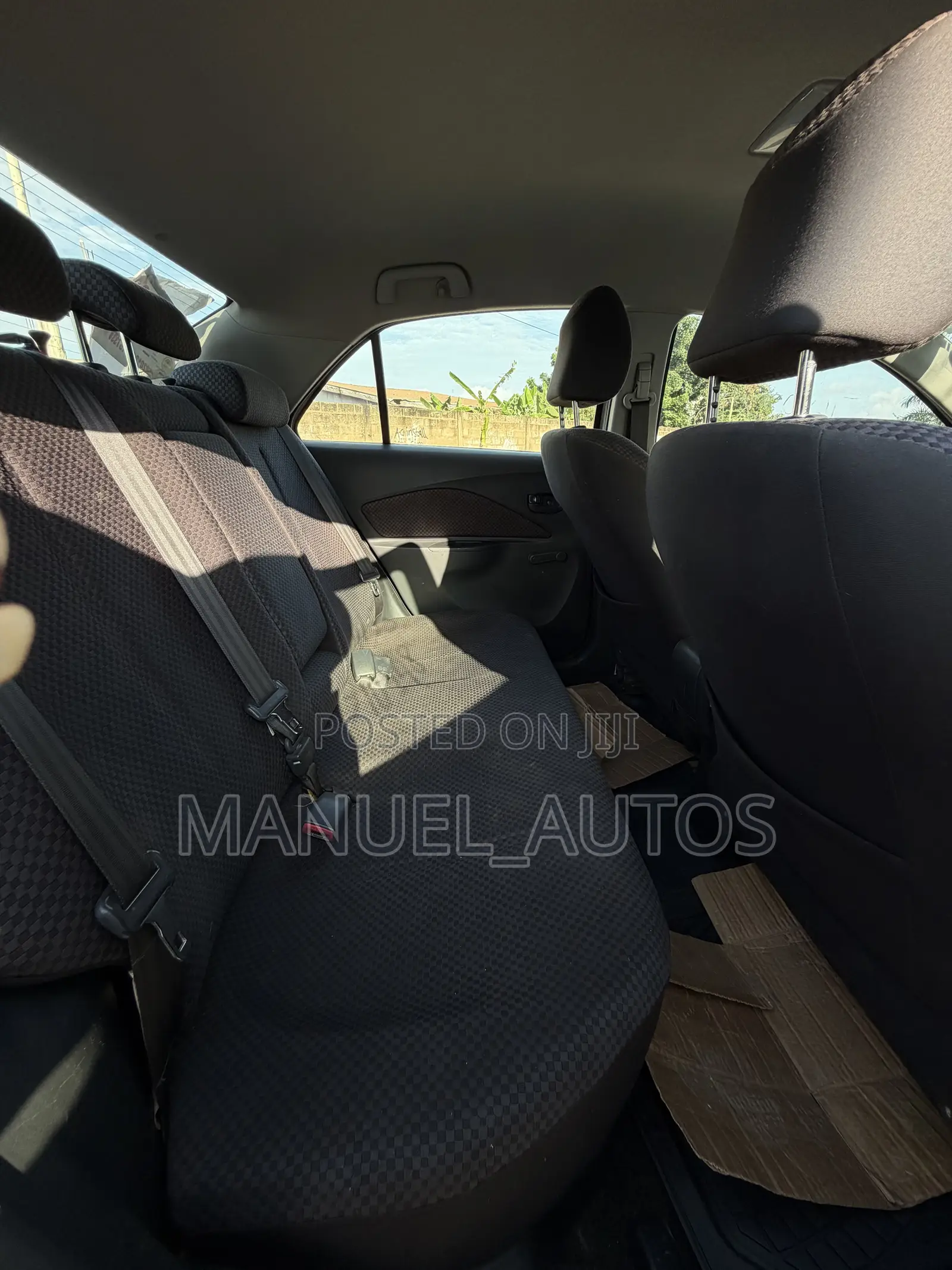 Toyota Yaris Base Sedan 4dr 2010 Silver