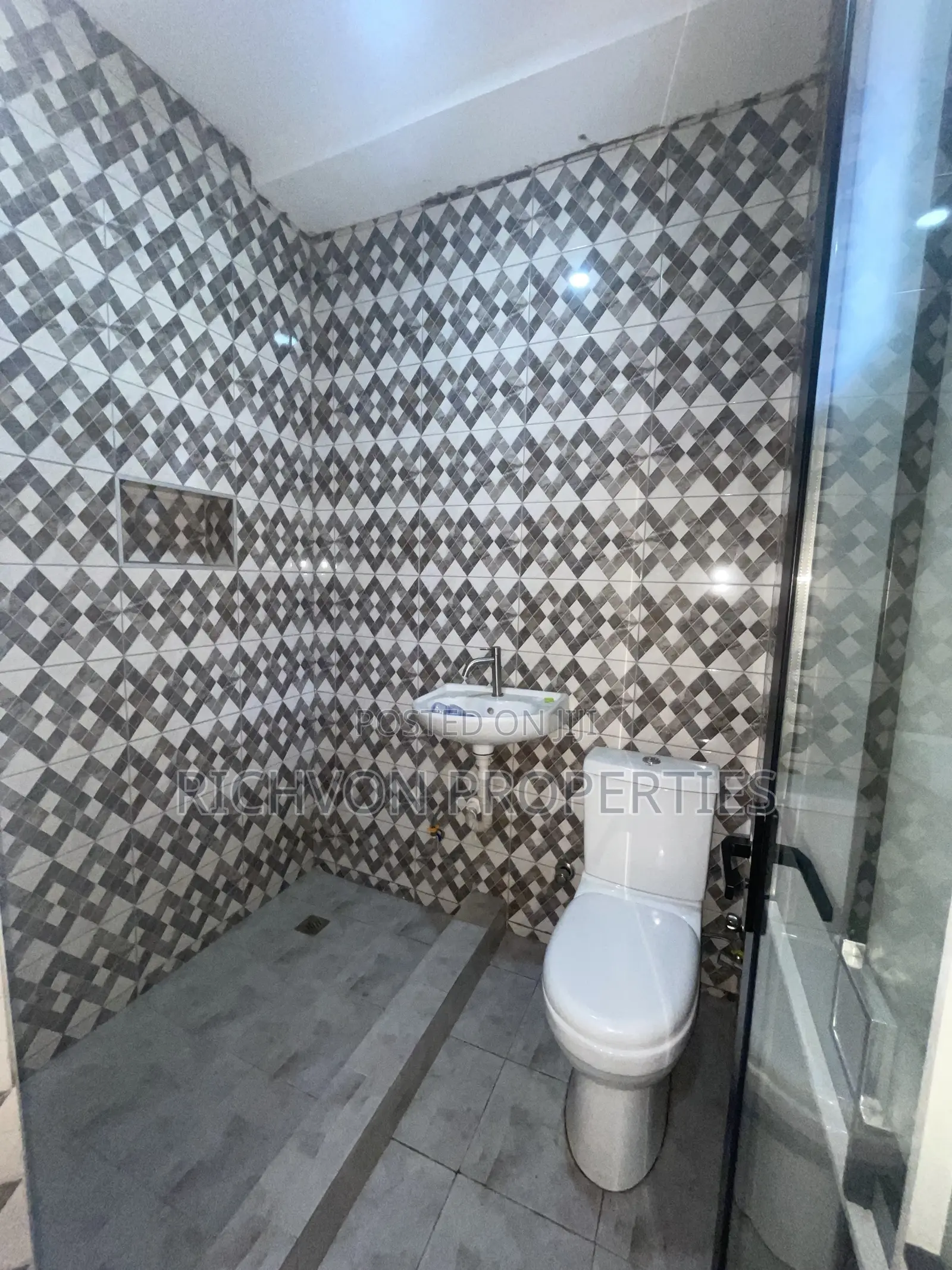 2bdrm Apartment in Richvon Properties, Baatsona Total for rent