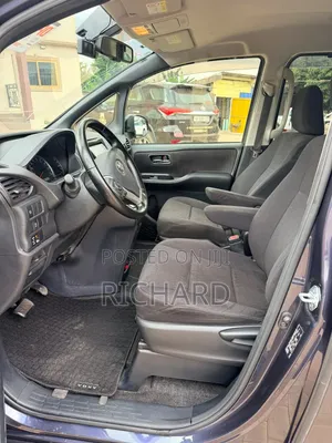 Toyota Voxy V 2WD 8-Seater 2014