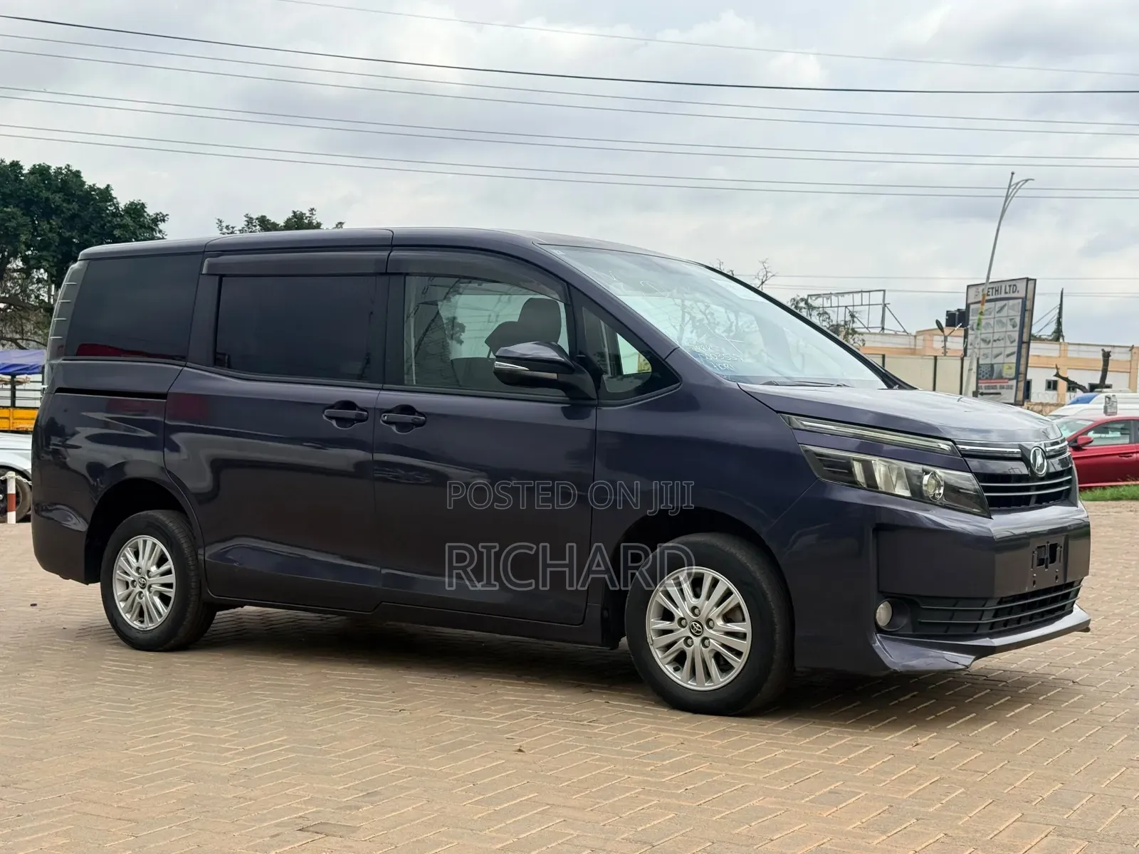 Toyota Voxy V 2WD 8-Seater 2014