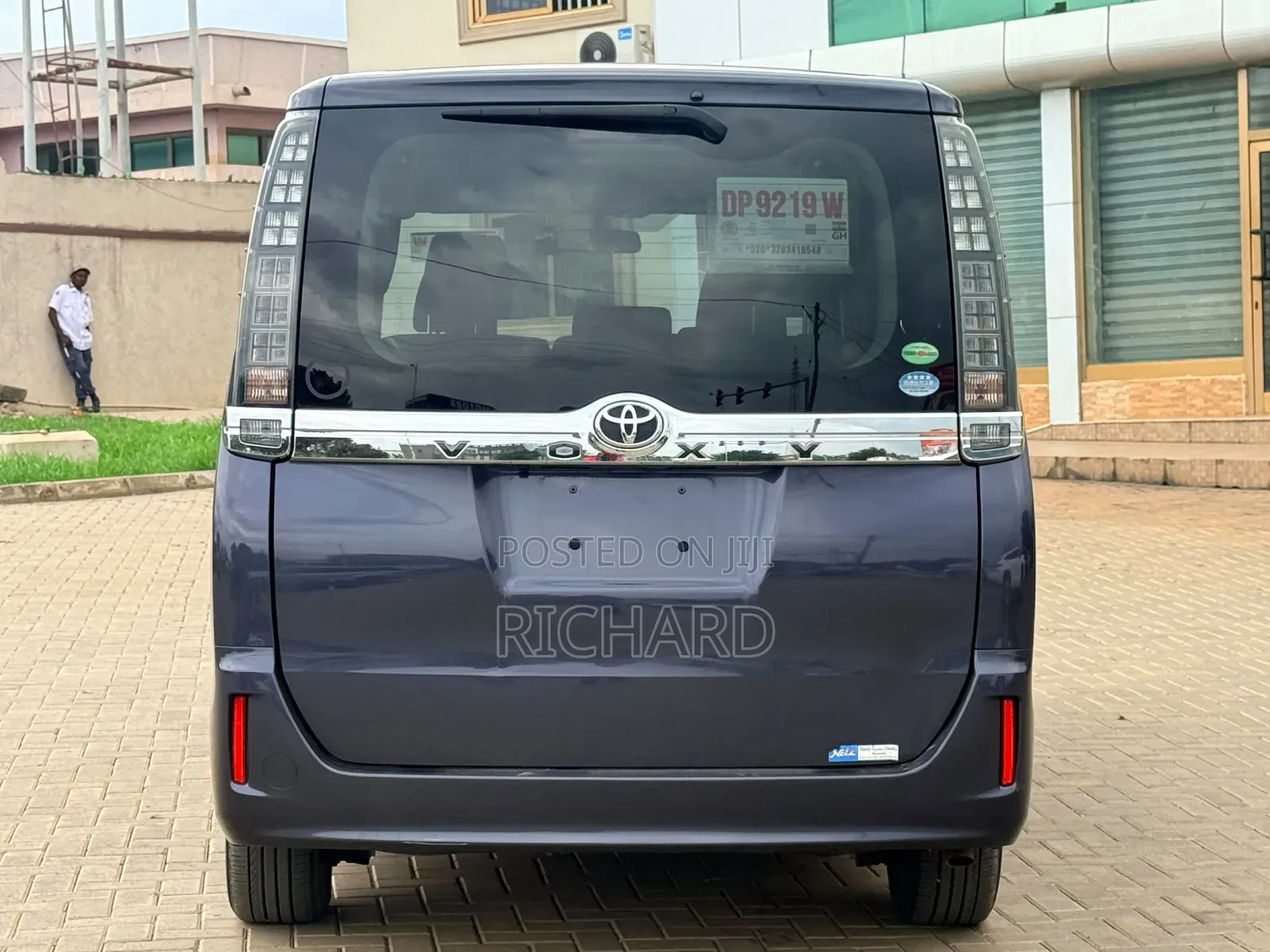 Toyota Voxy V 2WD 8-Seater 2014
