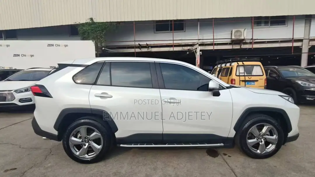 Toyota RAV4 2021 White