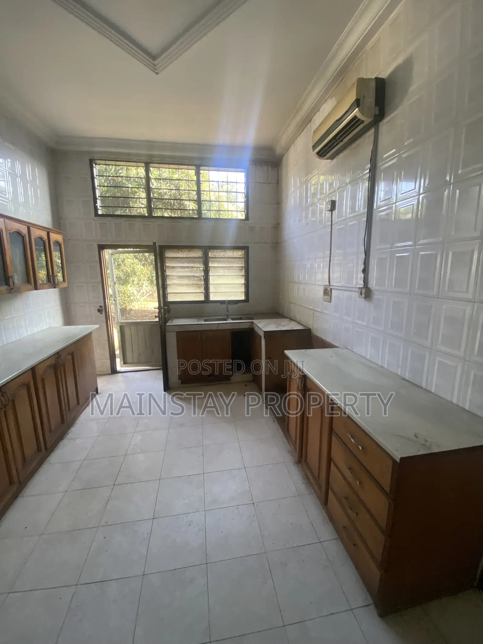 7bdrm House in Mainstay Estates, Airport Residential Area for rent