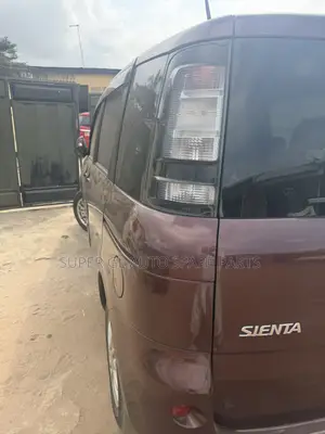 Toyota Sienta 1.5 FWD 2012 Red