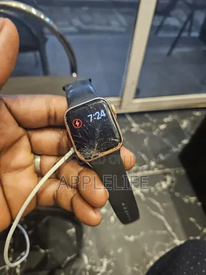 Apple Watch Series SE Cracked Screen