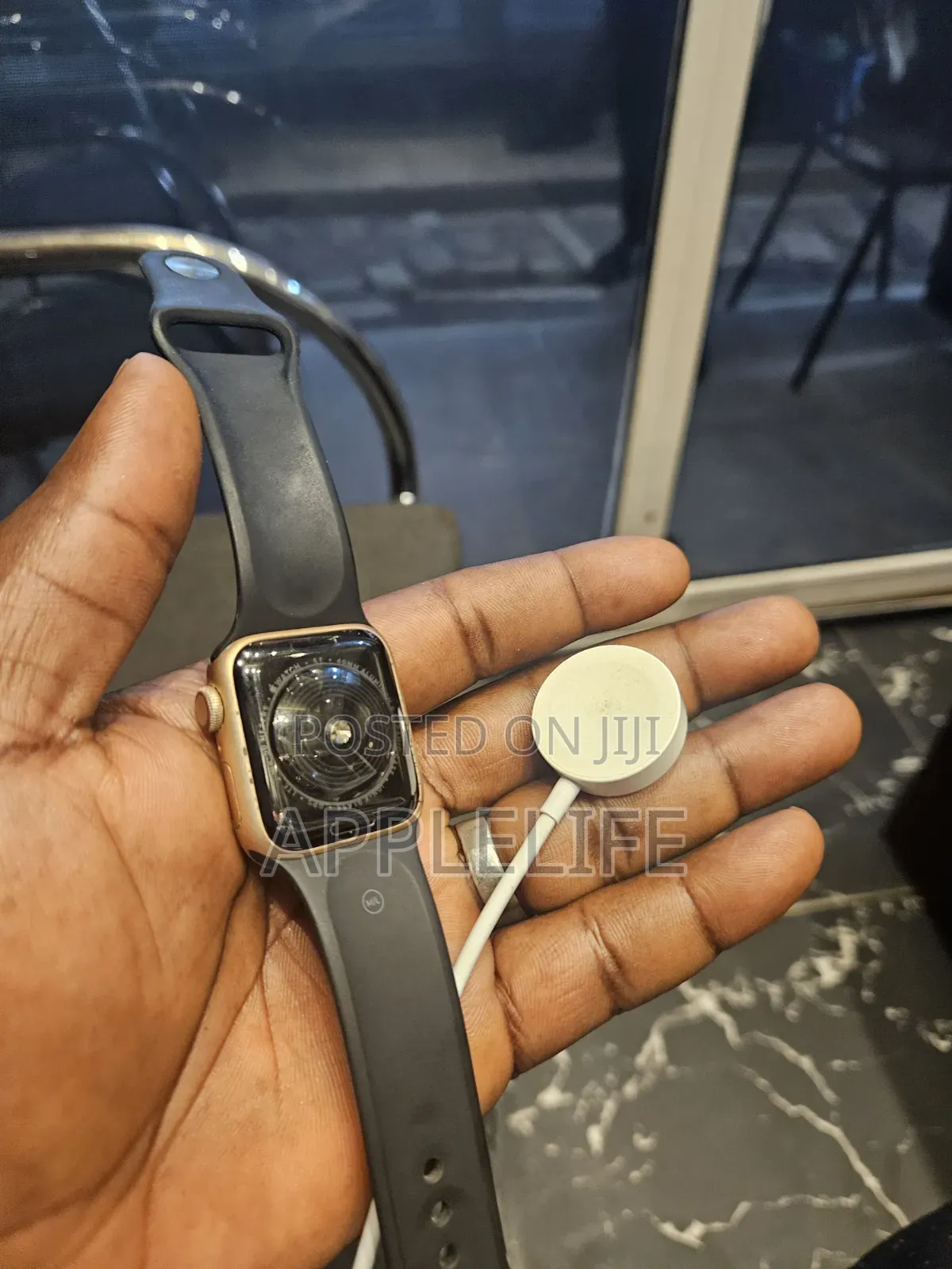 Apple Watch Series SE Cracked Screen