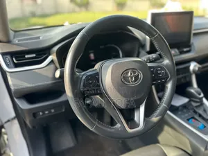 Toyota RAV4 XLE FWD 2023 White