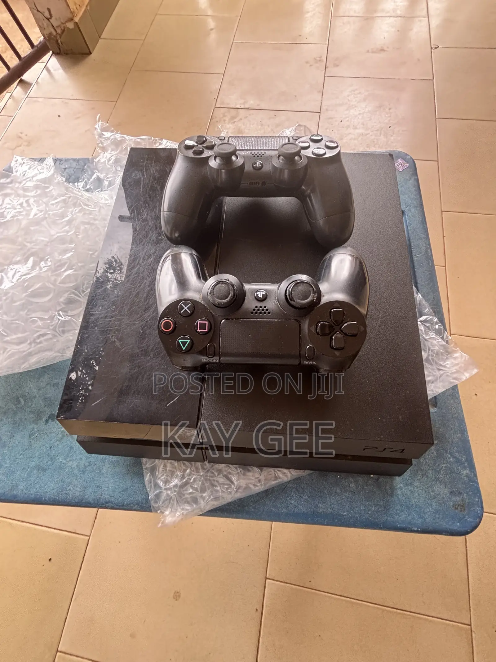 PS4 Standard/W 2 Controllers