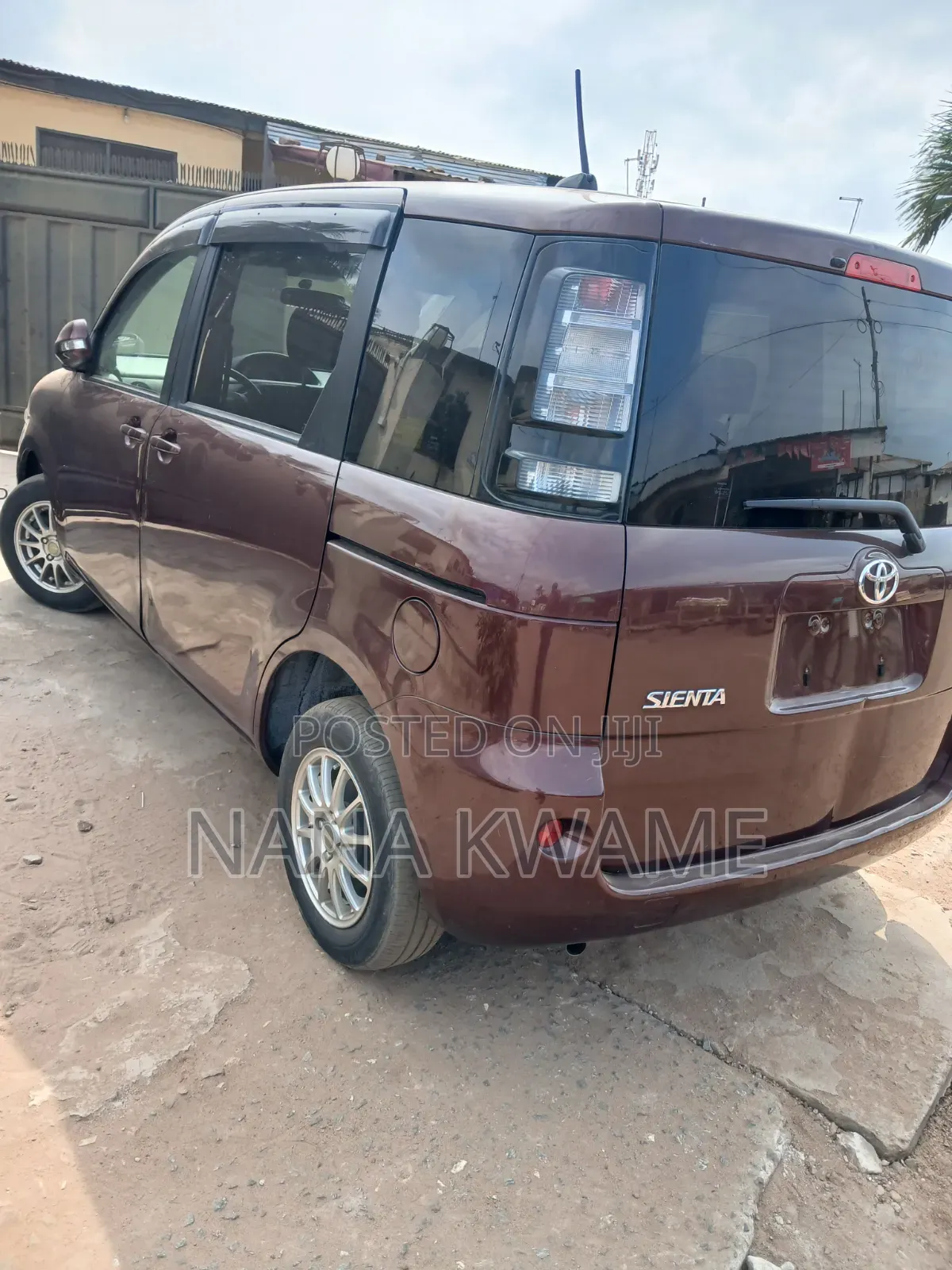 Toyota Sienta 2012 Brown
