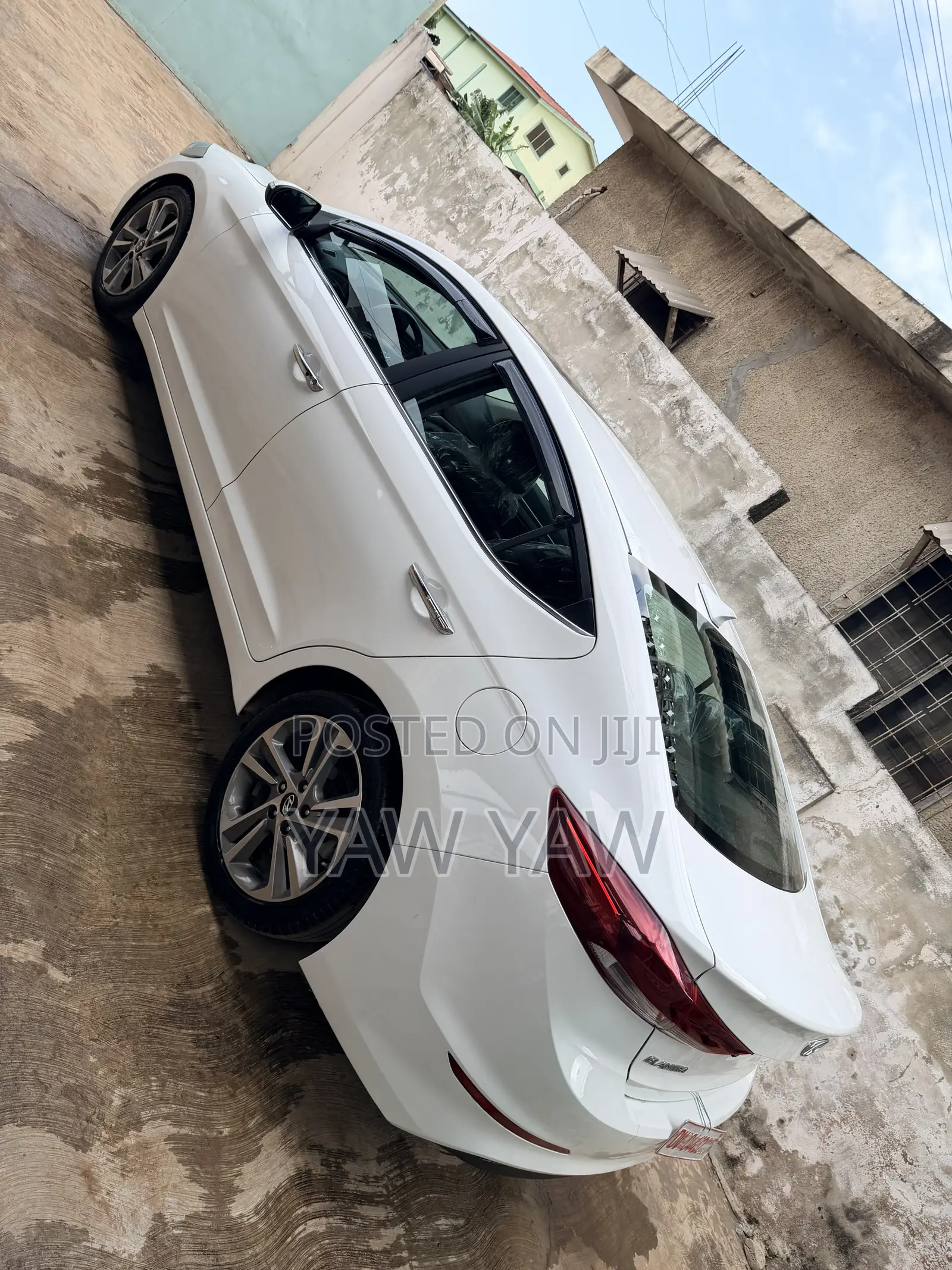 Hyundai Elantra Limited Sedan FWD (2.0L 4cyl 6A) 2017 White