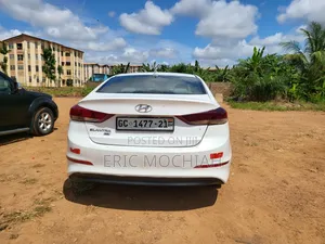 Hyundai Elantra SE Sedan FWD (2.0L 4cyl 6M) 2017 White