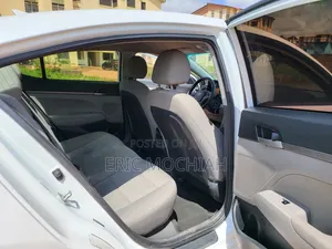 Hyundai Elantra SE Sedan FWD (2.0L 4cyl 6M) 2017 White