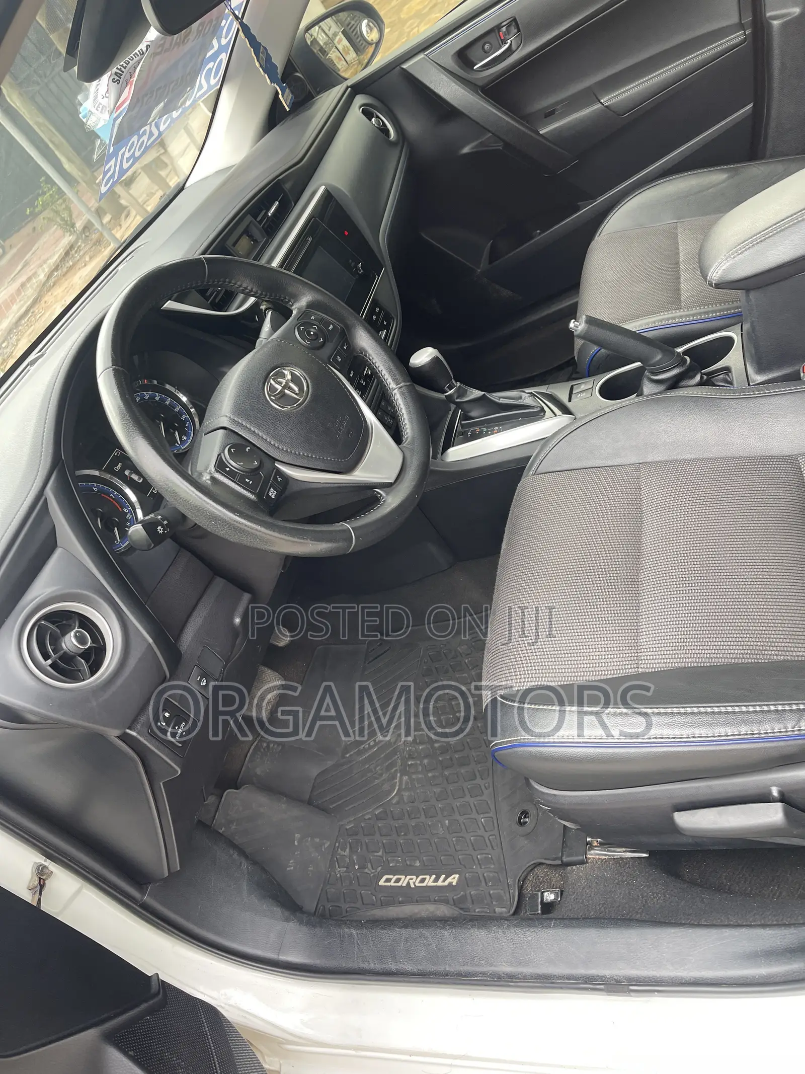 Toyota Corolla SE (1.8L 4cyl 2A) 2019 White