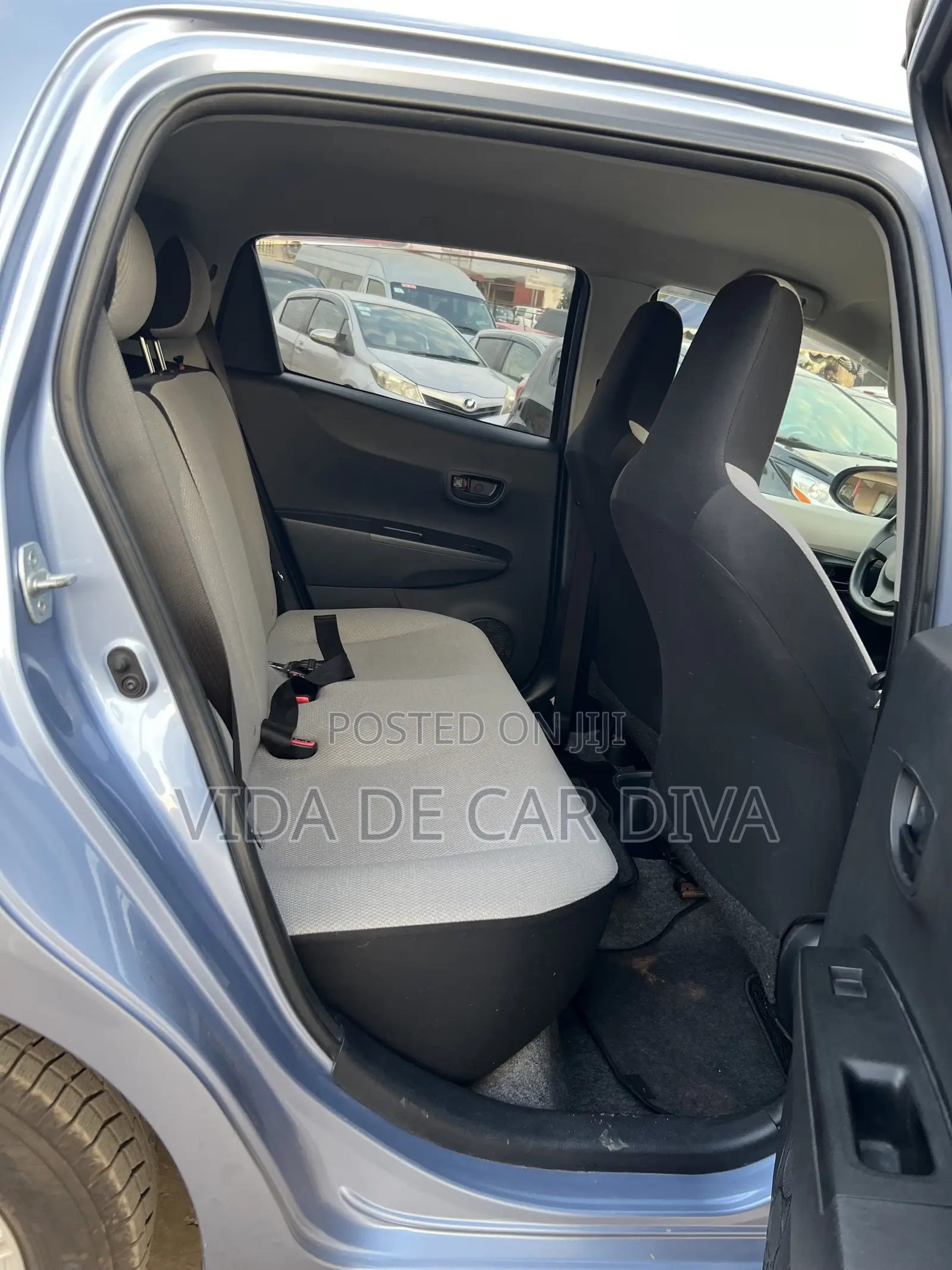 Toyota Vitz 1.3 FWD 5dr 2012 Blue