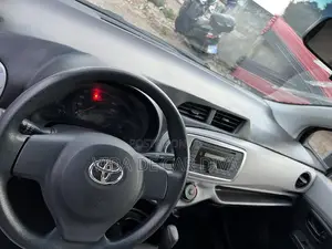 Toyota Vitz 1.3 FWD 5dr 2012 Blue