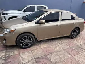 Toyota Corolla LE 4dr Sedan (1.8L 4cyl 4A) 2013 Gold