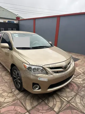 Toyota Corolla LE 4dr Sedan (1.8L 4cyl 4A) 2013 Gold