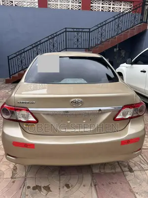 Toyota Corolla LE 4dr Sedan (1.8L 4cyl 4A) 2013 Gold