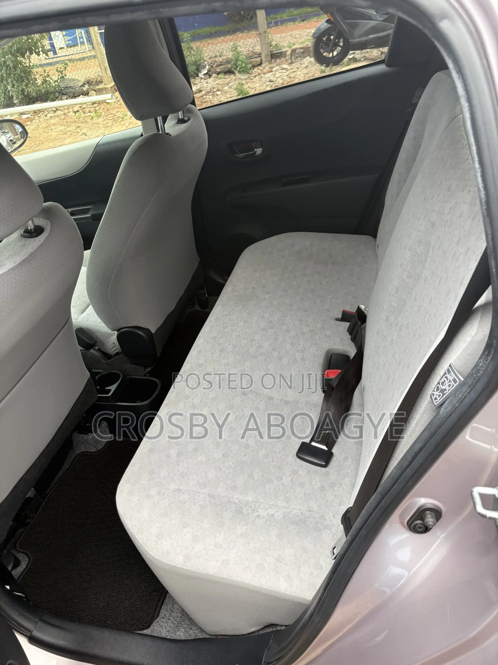 Toyota Vitz 1.3 FWD 5dr 2013 Silver