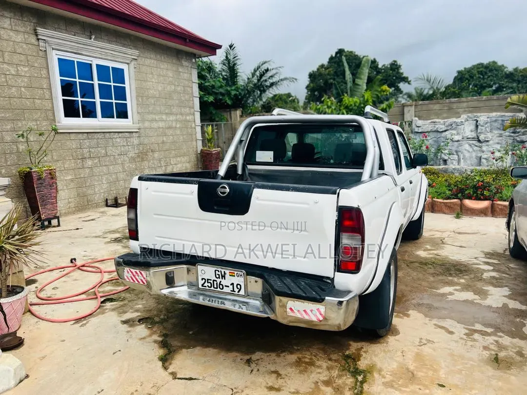 Nissan Hardbody 2002 White