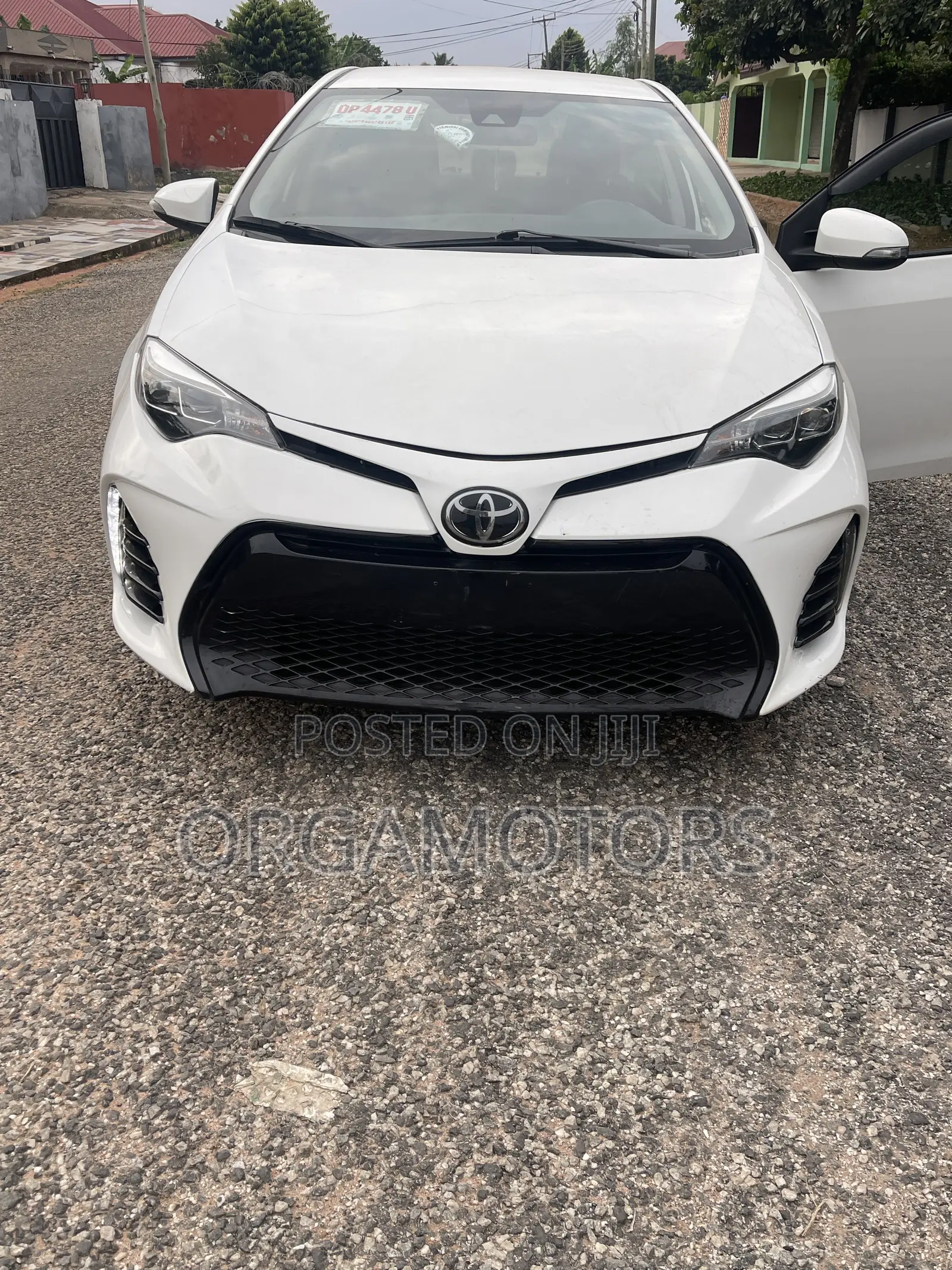 Toyota Corolla SE (1.8L 4cyl 2A) 2019 White