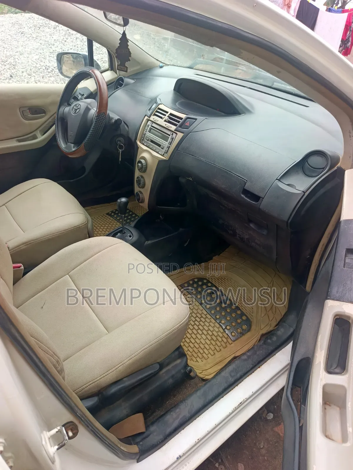 Toyota Vitz 2010 White