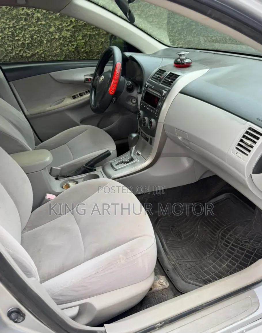 Toyota Corolla LE Special Edition 4dr Sedan (1.8L 4cyl 4A) 2013 Silver