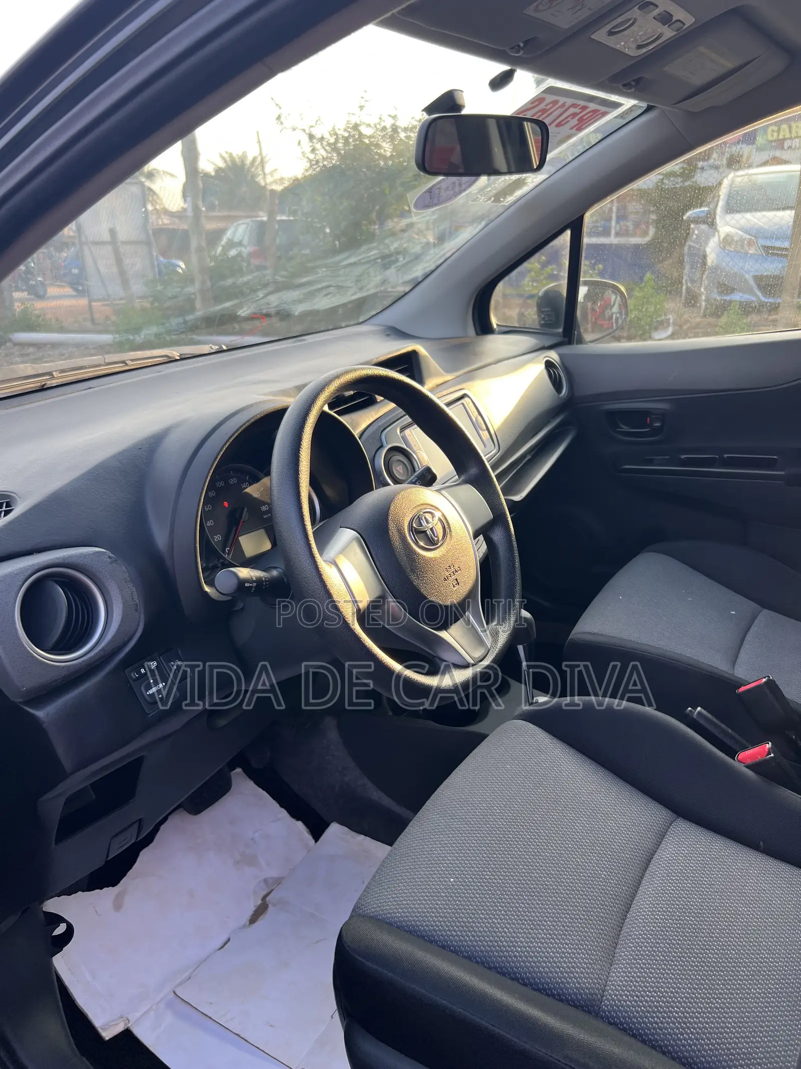 Toyota Vitz 1.3 FWD 5dr 2012 Black
