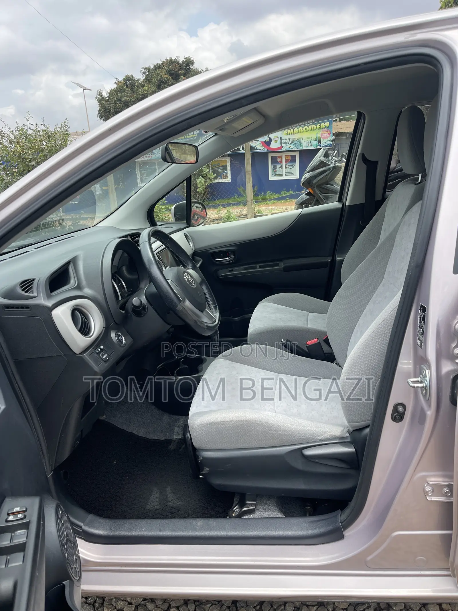 Toyota Vitz 1.3 AWD 5dr 2012 Silver