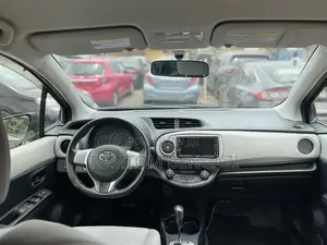 Toyota Vitz 1.3 AWD 5dr 2012 Silver